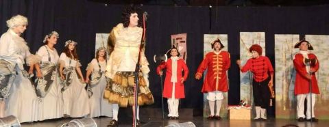 Με επιτυχία πραγματοποιήθηκε η θεατρική παράσταση “Ο Πόλεμος της Χαμένης Παντόφλας” του Ευγένιου Τριβιζά με την Υποστήριξη του Europe Direct της Περιφέρειας Κρήτης