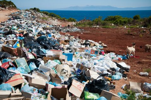 Οι μη βιώσιμες εξαγωγές αποβλήτων από την ΕΕ θα σταματήσουν χάρη σε νέο κανονισμό που τίθεται σε ισχύ