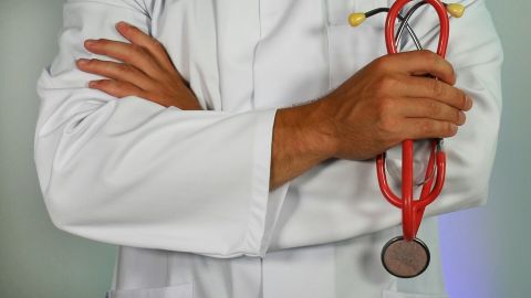 Η έκθεση της Ευρωπαϊκής Επιτροπής και του ΟΟΣΑ καταδεικνύει την ανάγκη να προαχθεί περαιτέρω η υγιής γήρανση, αντιμετωπίζοντας παράλληλα τις ελλείψεις εργατικού δυναμικού