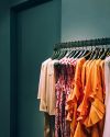 Η απαγόρευση της καταστροφής των απούλητων ρούχων και παπουτσιών τίθεται σε εφαρμογή