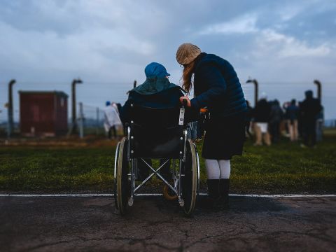 Η Ευρωπαϊκή Επιτροπή εκδίδει κατευθυντήριες γραμμές για την ανεξάρτητη διαβίωση των ατόμων με αναπηρία