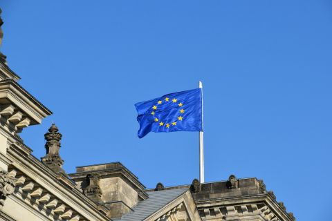 Έκτακτο Ευρωβαρόμετρο: Οι Ευρωπαίοι ζητούν ισχυρότερη δράση για την ασφάλεια των παιδιών στο διαδίκτυο, τη δημοκρατική ανθεκτικότητα, την άμυνα και την ενεργειακή μετάβαση