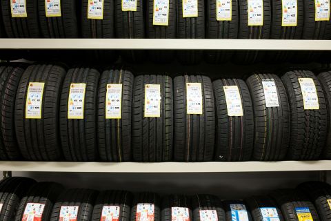 Η Επιτροπή απλουστεύει και καθιστά τους κανόνες για την ενέργεια και τη σήμανση των ελαστικών πιο προσβάσιμους στους Ευρωπαίους καταναλωτές
