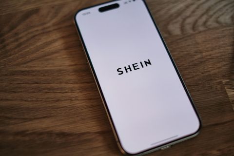 Η Ευρωπαϊκή Επιτροπή ζητεί πληροφορίες από το Shein σχετικά με παράνομα προϊόντα καθώς και για το σύστημα συστάσεών του